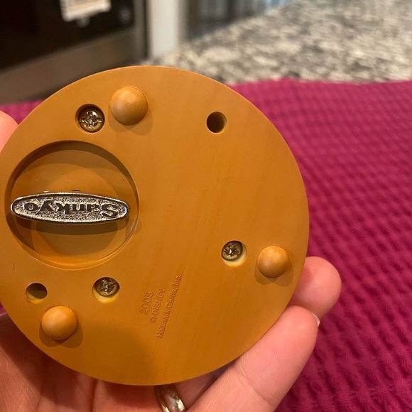 2005 Getting Ready for Christmas,QXD4212, Winnie the Pooh,musical ornament - Picture 8 of 8